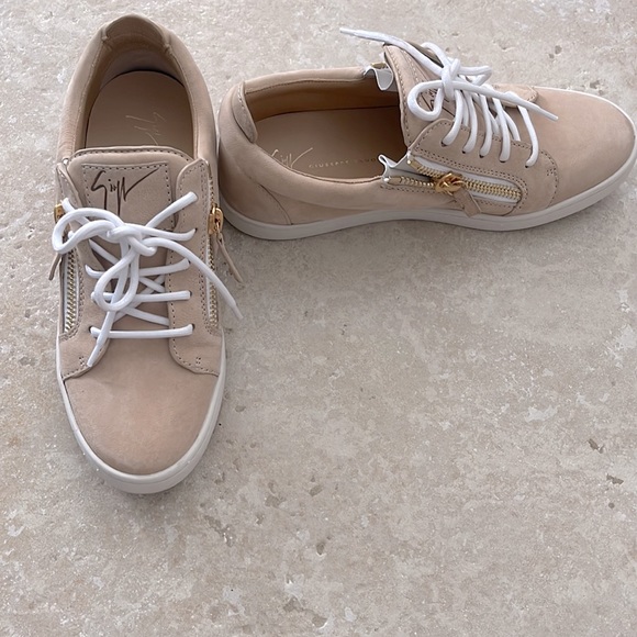 Giuseppe Zanotti size 39 iconic low top sneakers suede w side zippers-  like new - Picture 4 of 7